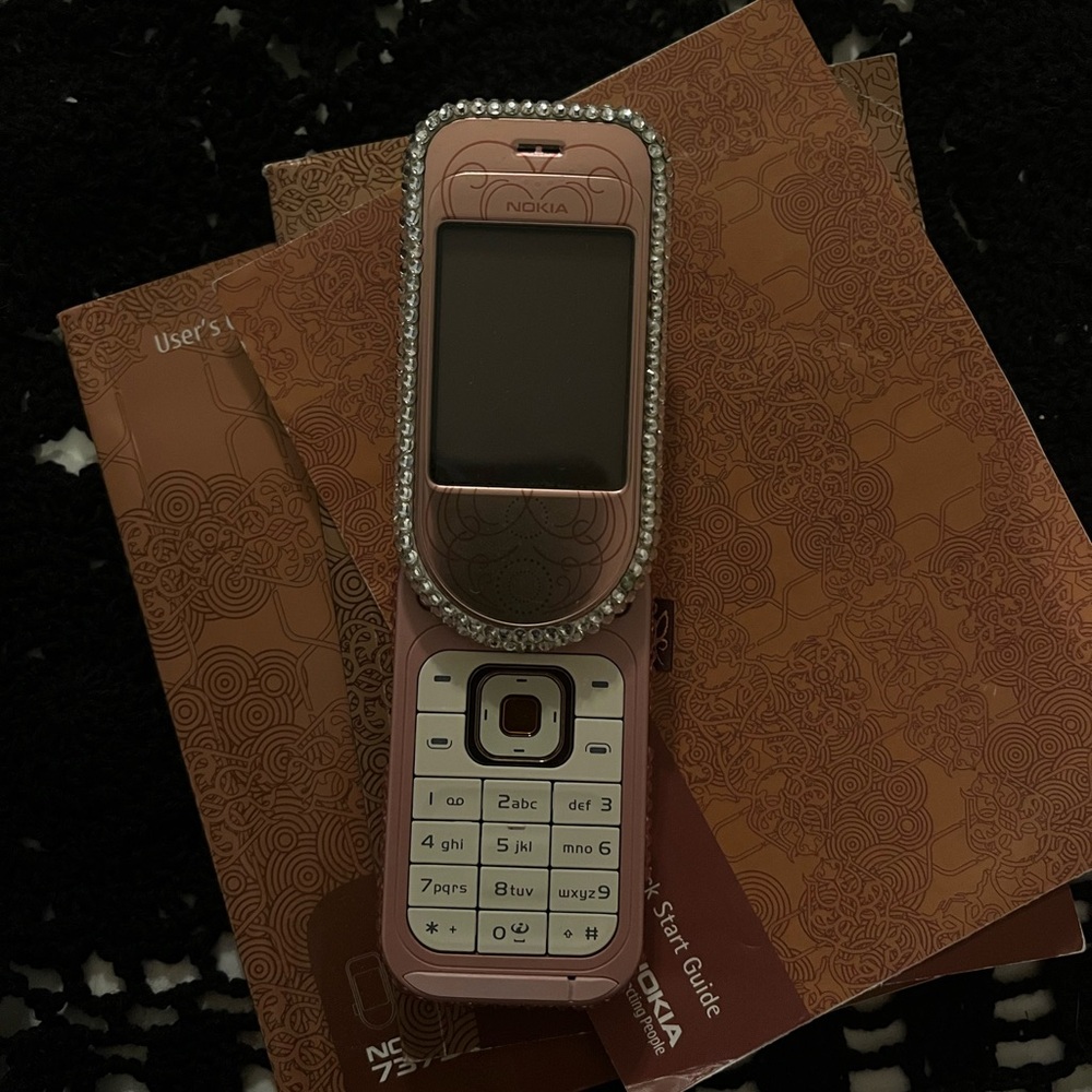 Nokia Pink Cell Phone Classic Design - Picture 8 of 9